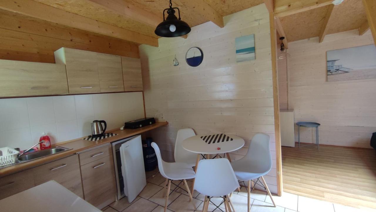 Pietrowe Domki: Rustic Retreat with Secluded Beach and Cycling Trails Debina  Exterior photo