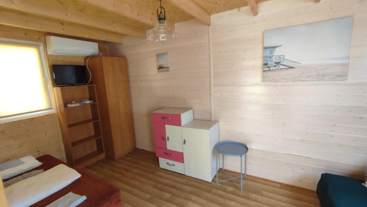Pietrowe Domki: Rustic Retreat with Secluded Beach and Cycling Trails Debina  Exterior photo